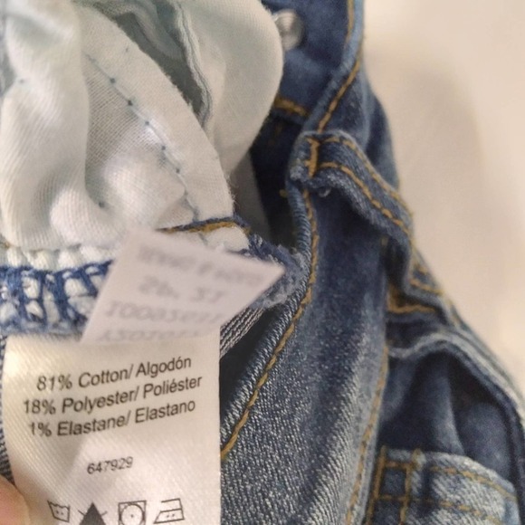 VENUS stretch destroyed stretch crop capri jeans. - Picture 9 of 9